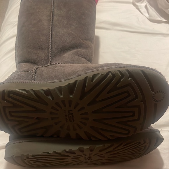 size 3 grey uggs never worn - Picture 2 of 4